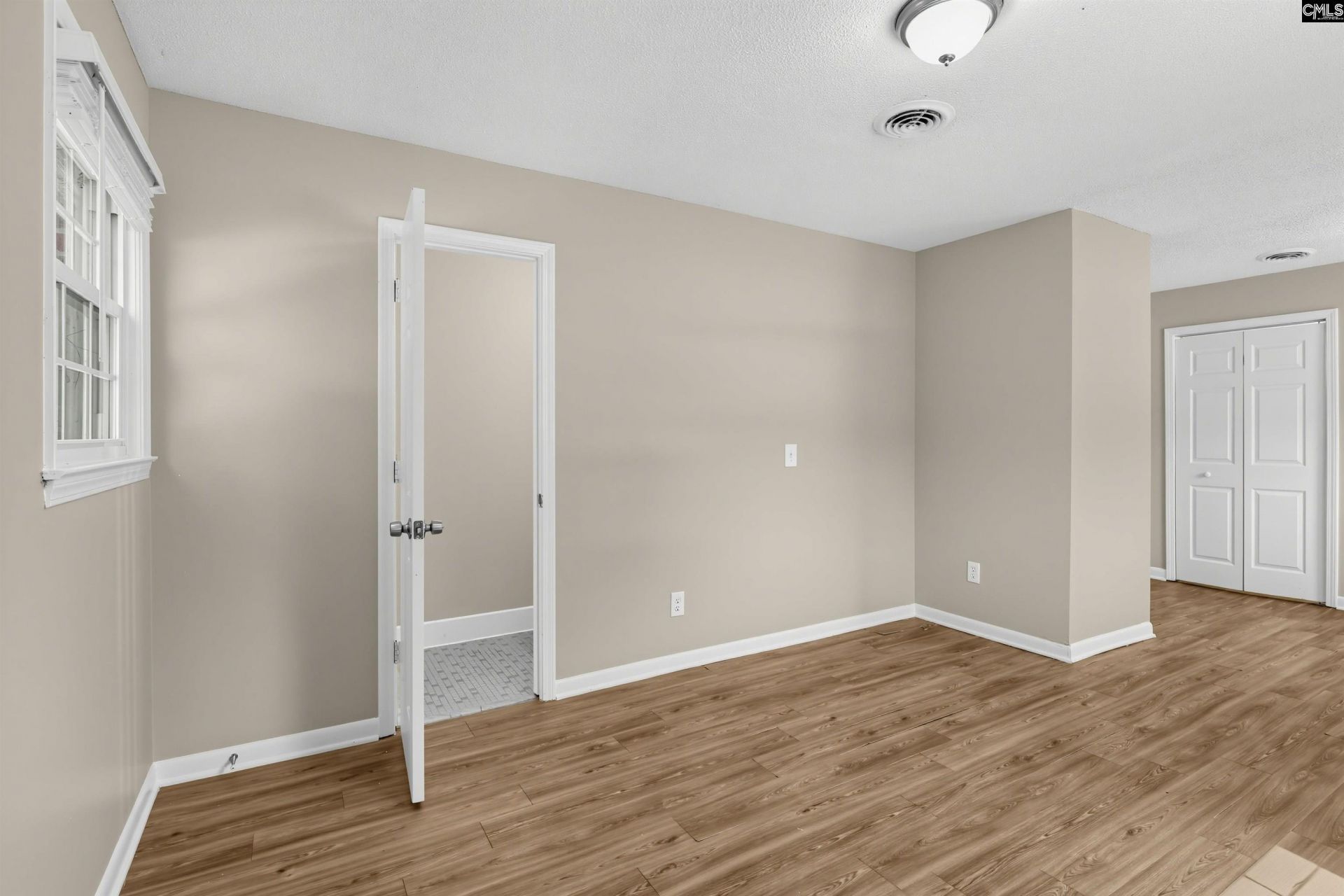 525 Scarsdale Drive  Photo 18