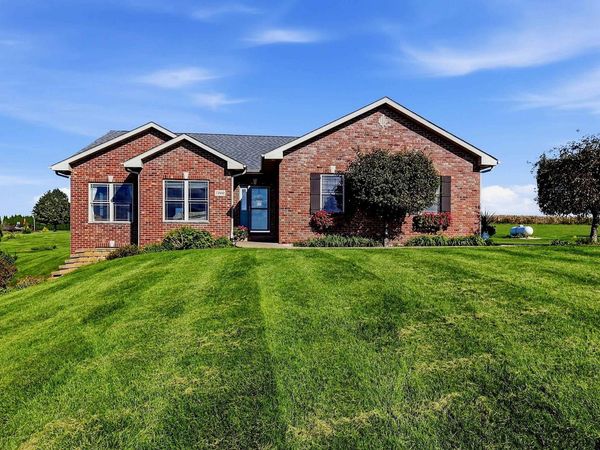 7460 Prairie View Lane, Dubuque, IA 52003