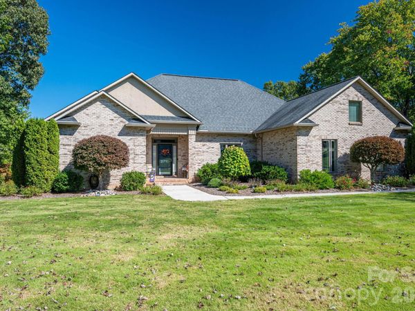 3715 Foxboro Lane NE, Hickory, NC 28601