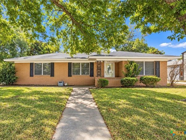 512 N Avenue F , Shiner, TX 77984