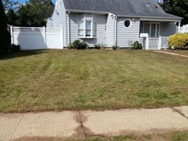 82 Barnyard Ln , Levittown, NY 11756