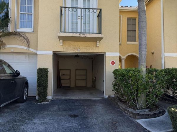 1130 LAKE SHORE Drive, Unit 201, Lake Park, FL 33403