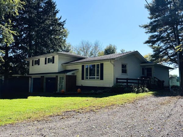5610 E Galien Buchanan Road, Buchanan, MI 49107