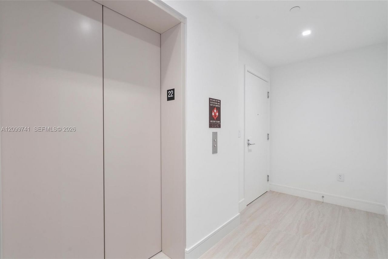 2411 Laguna Circle, Unit 2211, Miami, FL 33180 Photo