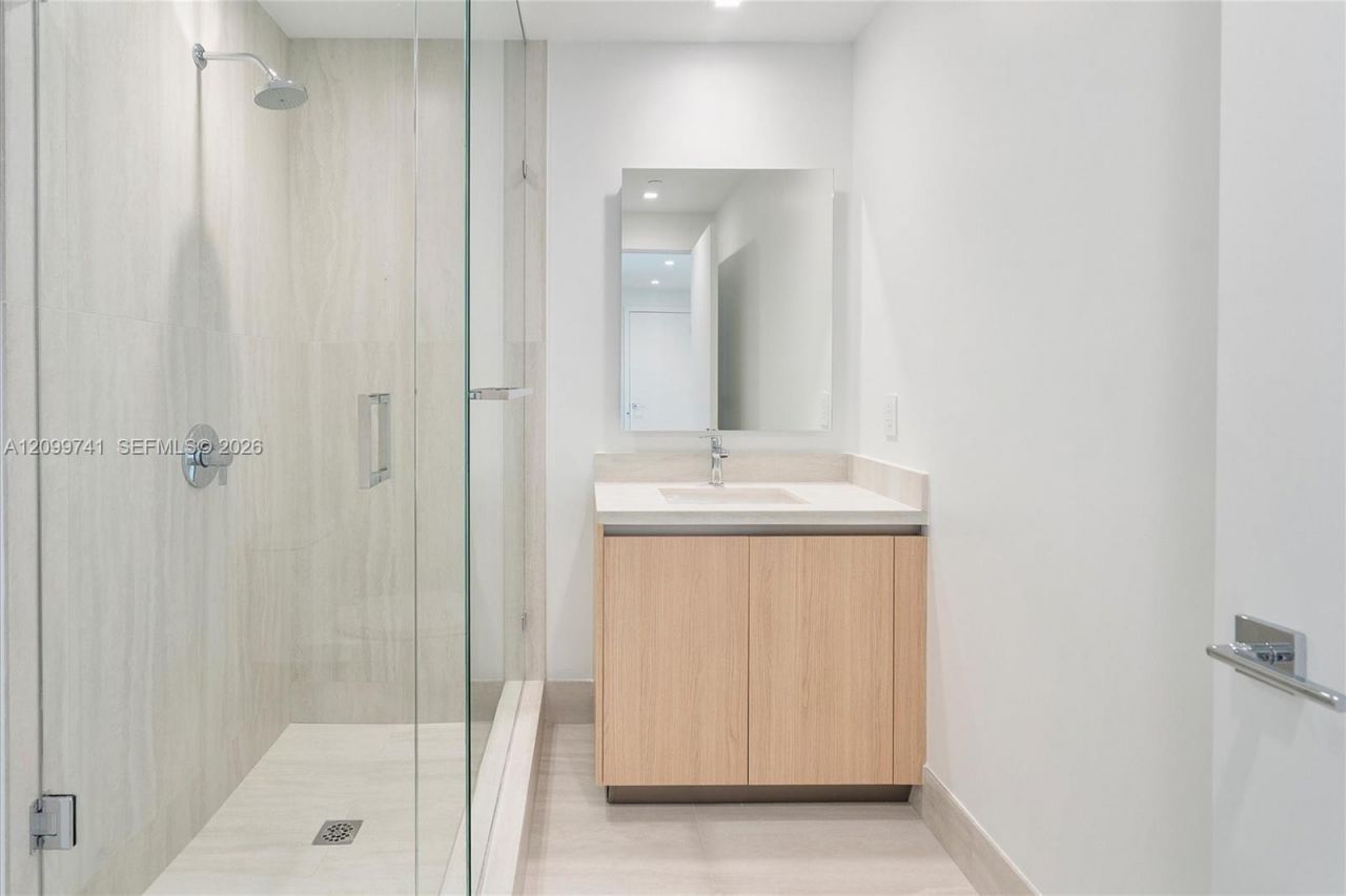 2411 Laguna Circle, Unit 2211, Miami, FL 33180 Photo