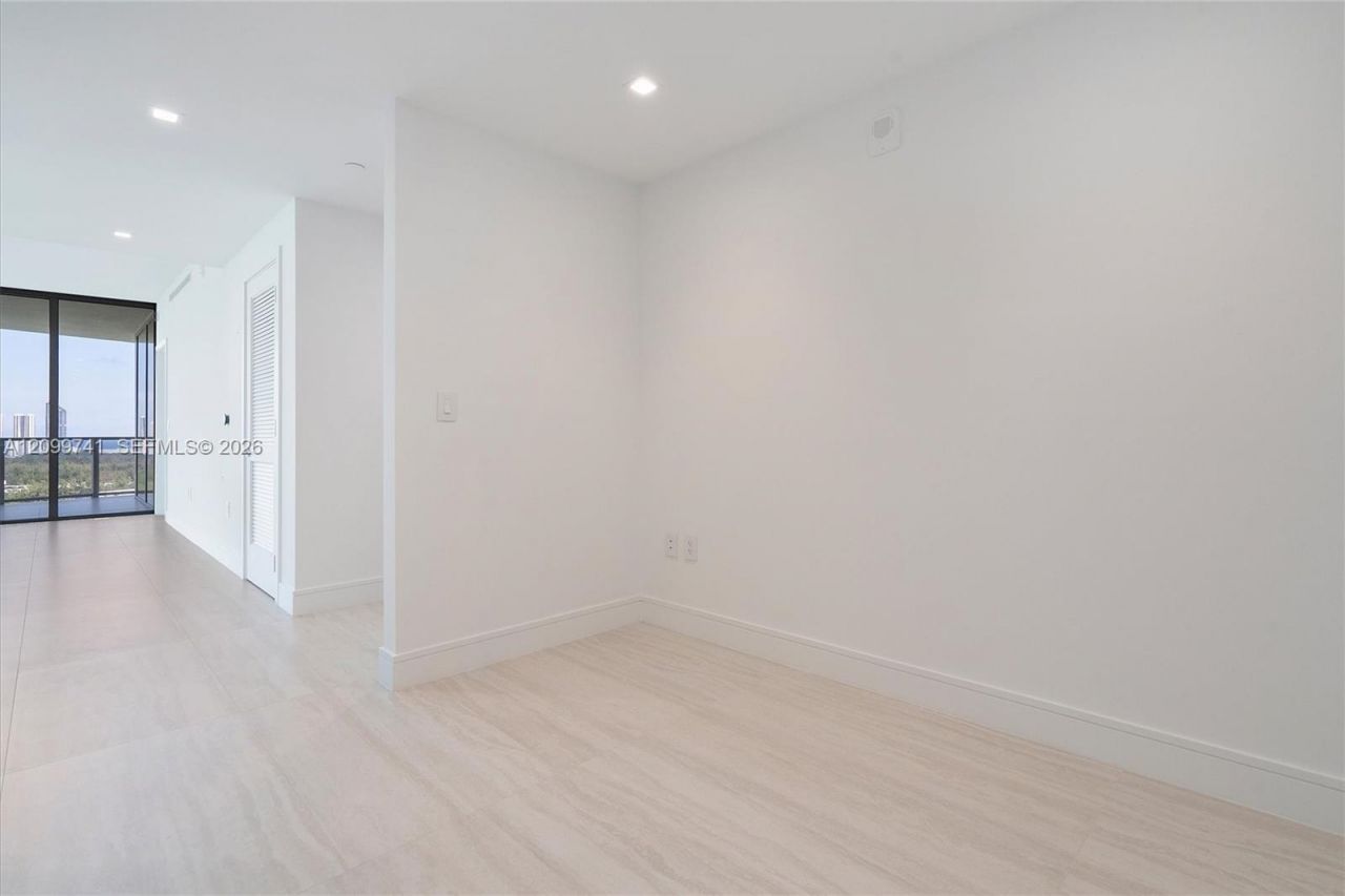 2411 Laguna Circle, Unit 2211, Miami, FL 33180 Photo