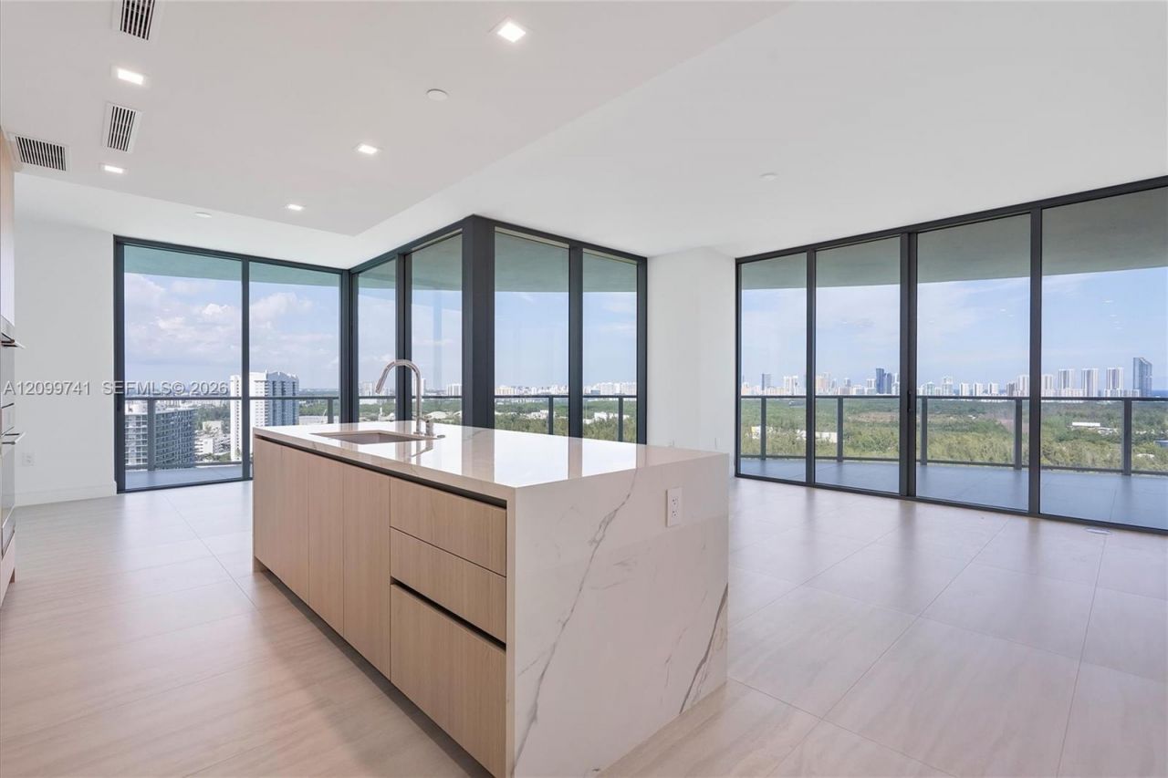 2411 Laguna Circle, Unit 2211, Miami, FL 33180 Photo