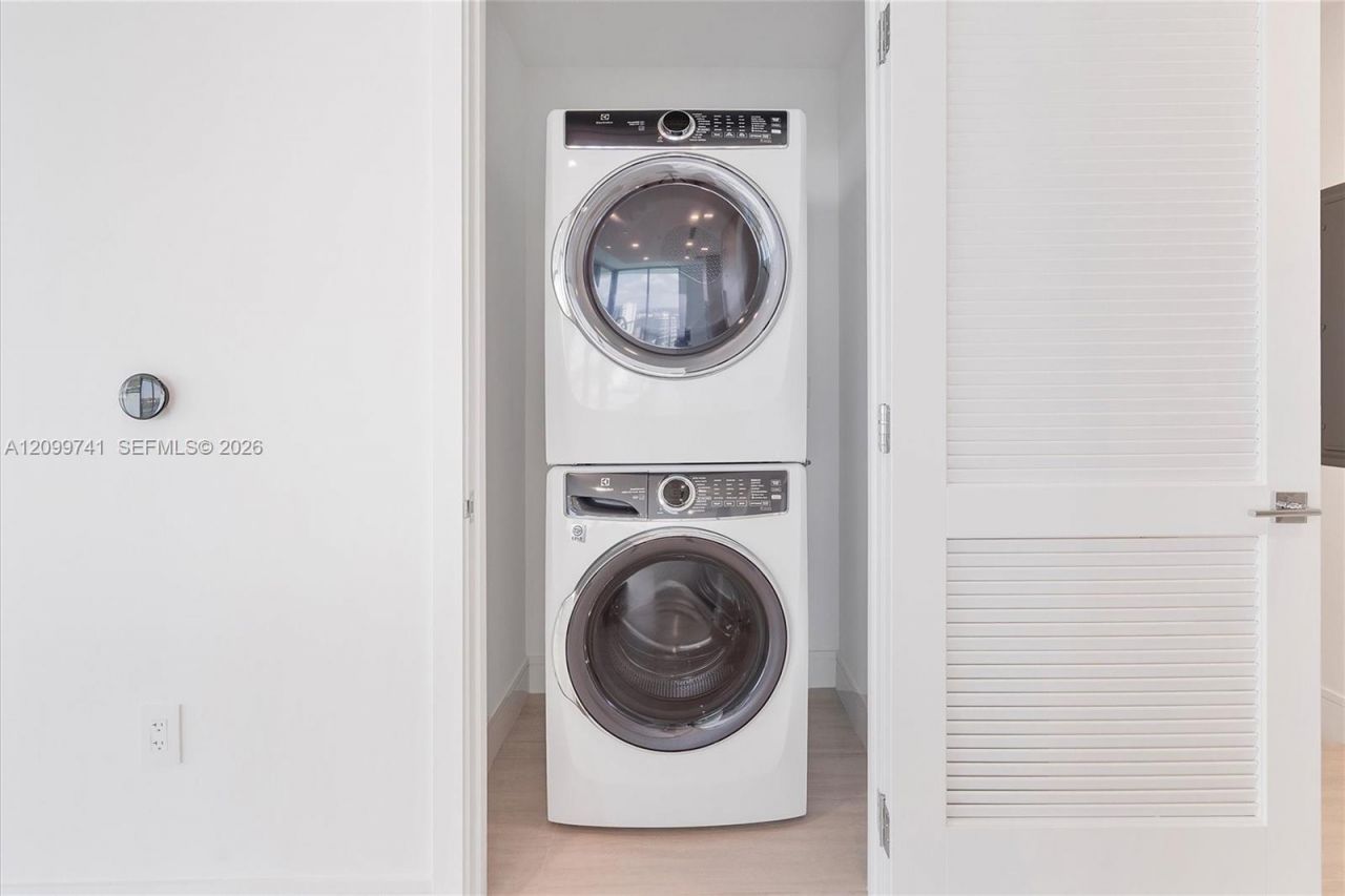 2411 Laguna Circle, Unit 2211, Miami, FL 33180 Photo