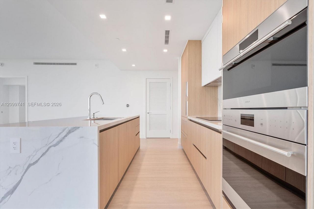 2411 Laguna Circle, Unit 2211, Miami, FL 33180 Photo