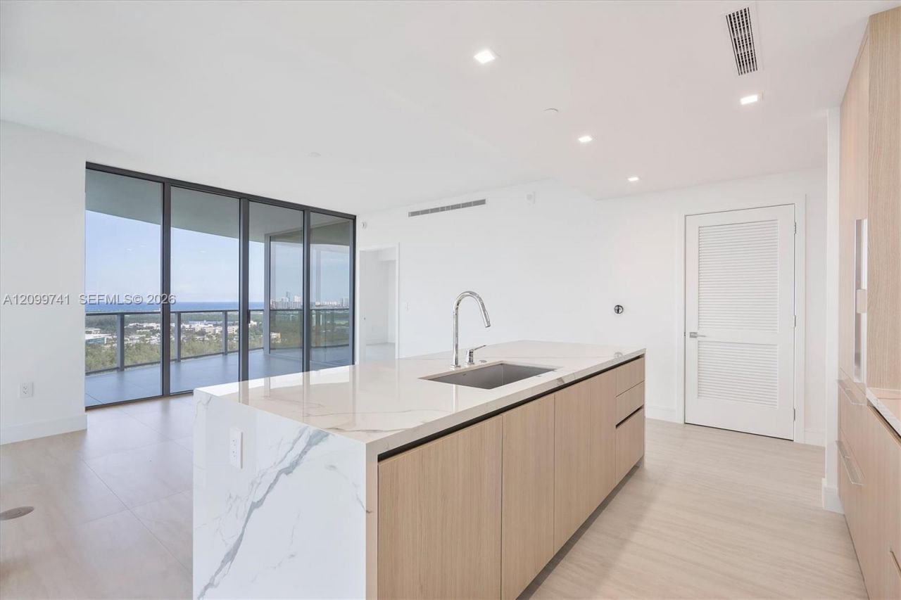 2411 Laguna Circle, Unit 2211, Miami, FL 33180 Photo