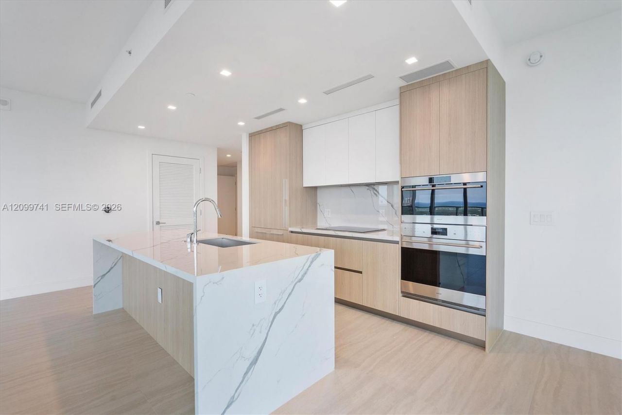 2411 Laguna Circle, Unit 2211, Miami, FL 33180 Photo