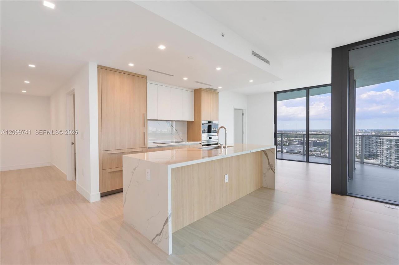 2411 Laguna Circle, Unit 2211, Miami, FL 33180 Photo