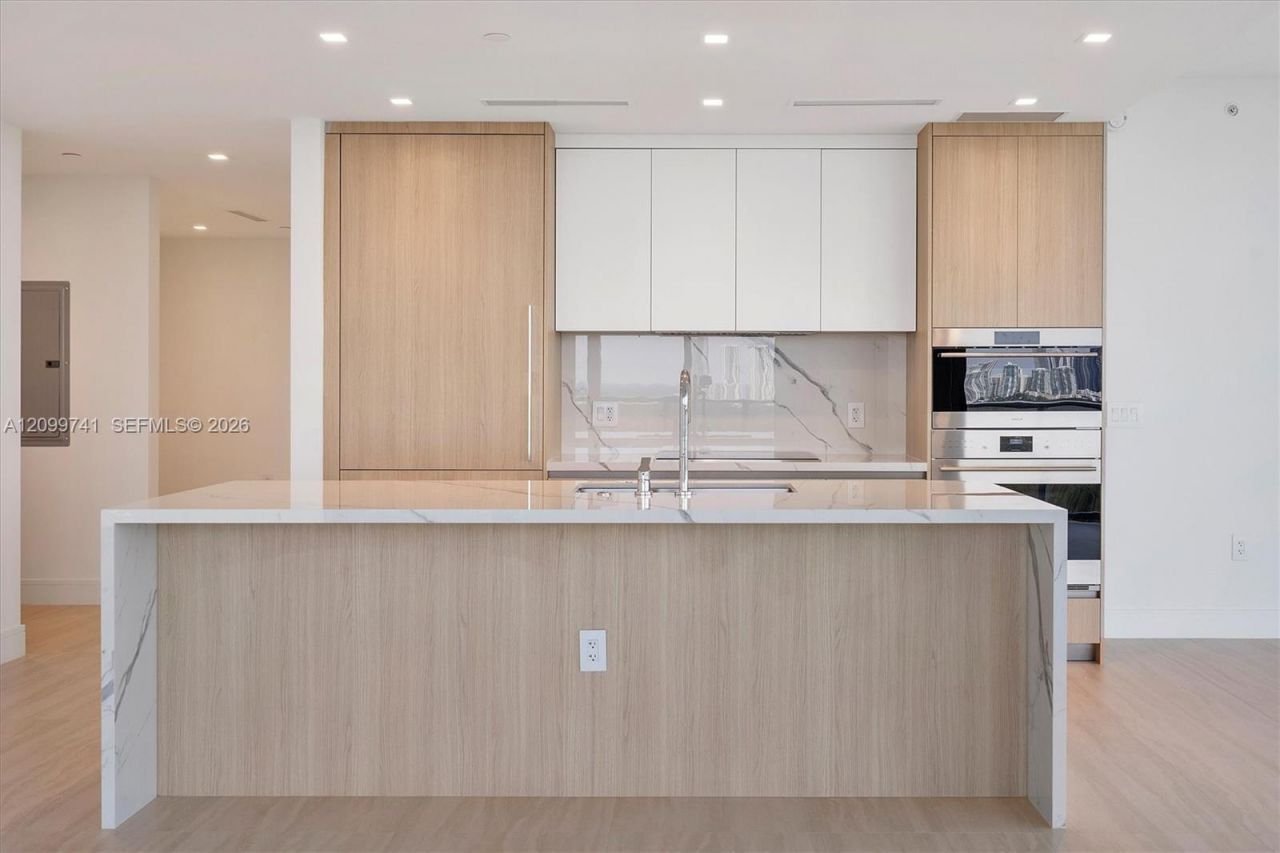 2411 Laguna Circle, Unit 2211, Miami, FL 33180 Photo