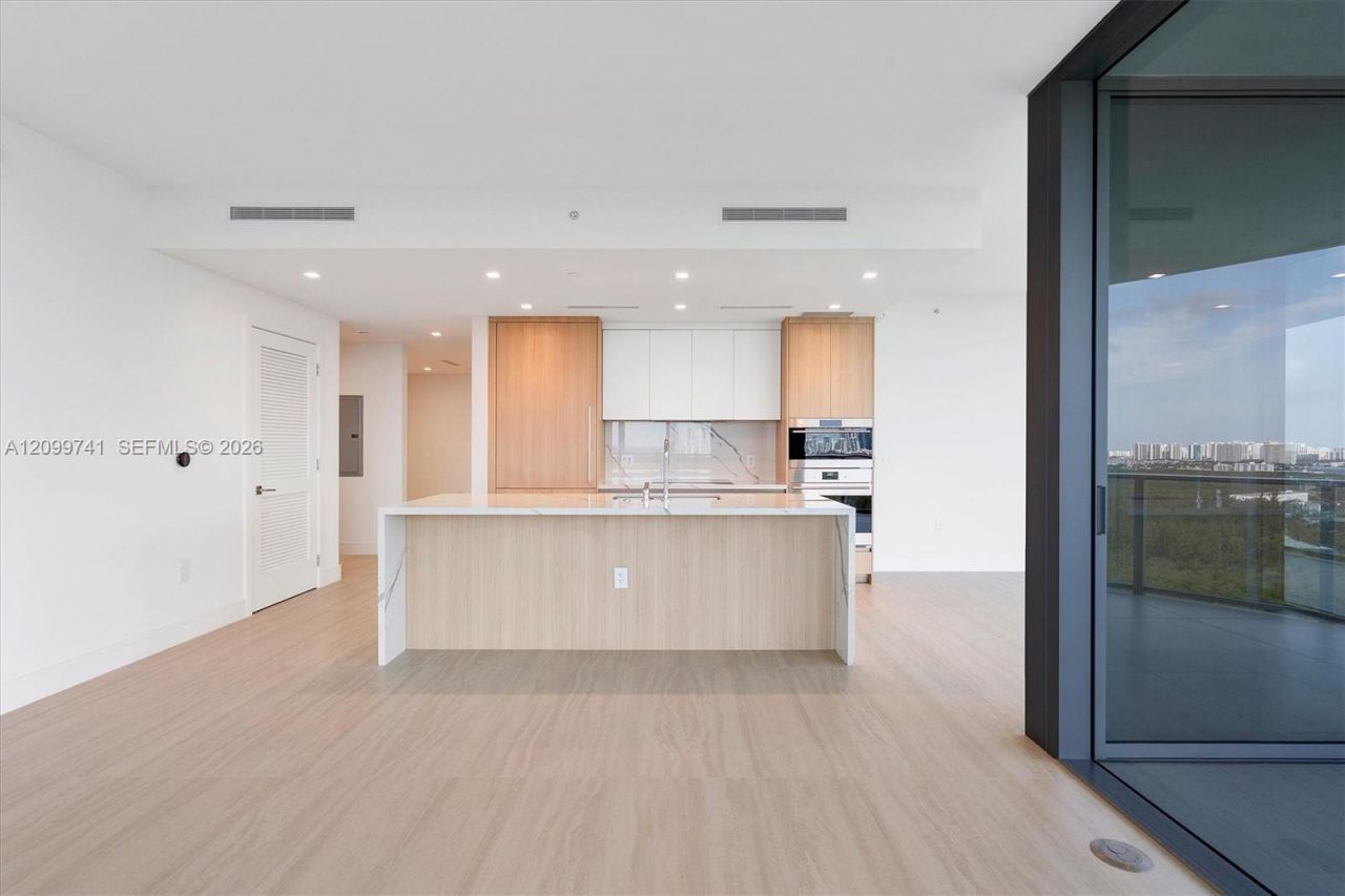 2411 Laguna Circle, Unit 2211, Miami, FL 33180 Photo