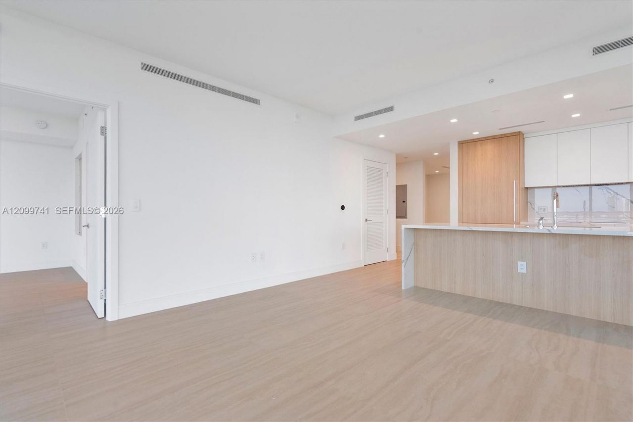 2411 Laguna Circle, Unit 2211, Miami, FL 33180 Photo