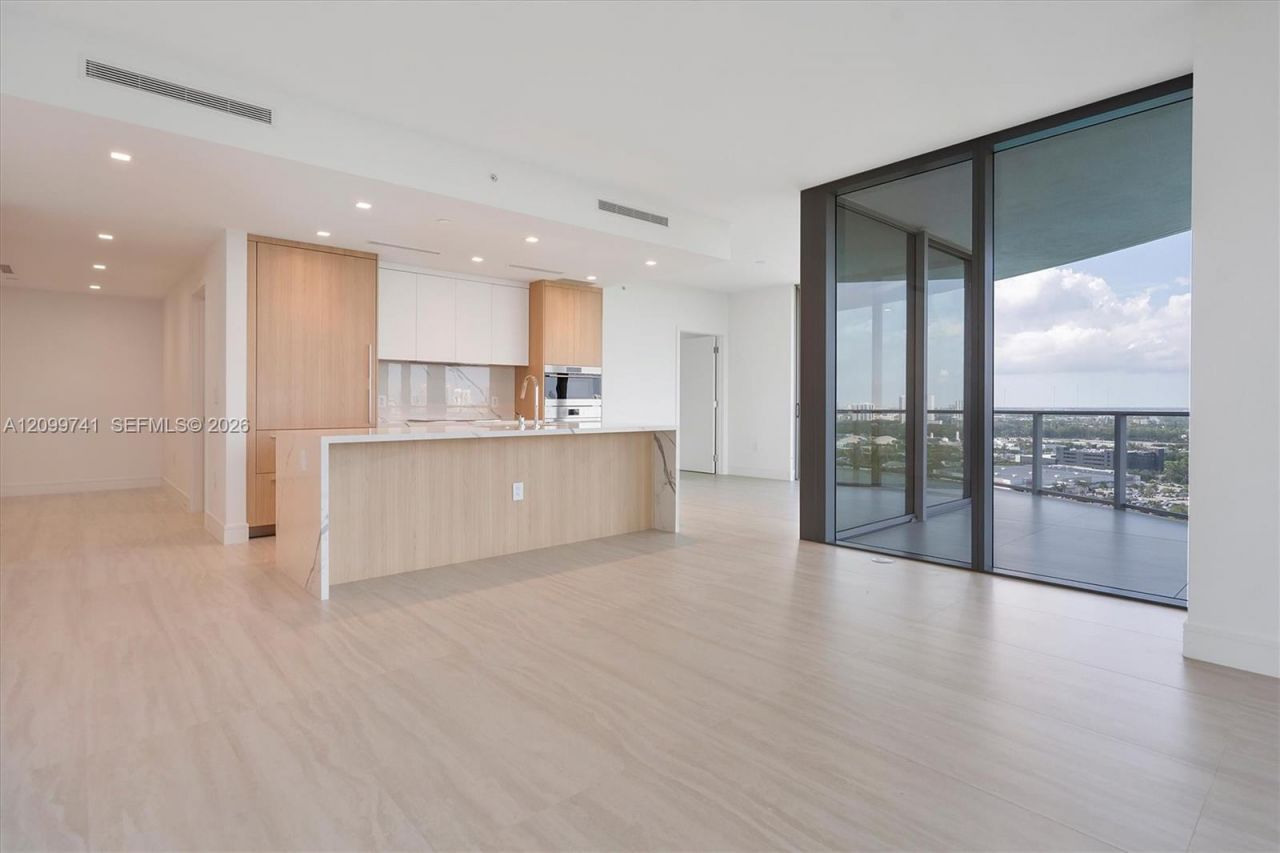 2411 Laguna Circle, Unit 2211, Miami, FL 33180 Photo
