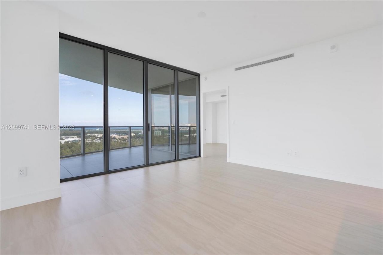 2411 Laguna Circle, Unit 2211, Miami, FL 33180 Photo