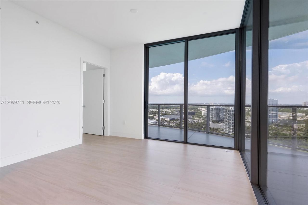 2411 Laguna Circle, Unit 2211, Miami, FL 33180 Photo