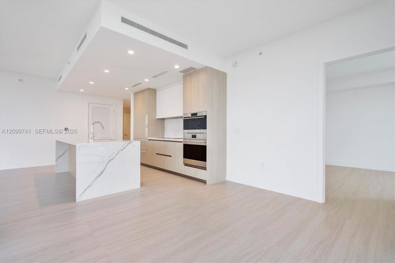 2411 Laguna Circle, Unit 2211, Miami, FL 33180 Photo