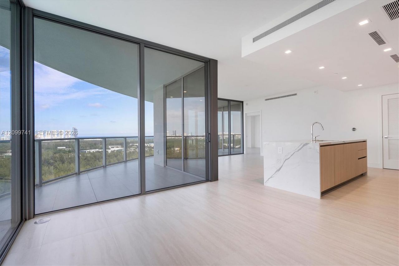 2411 Laguna Circle, Unit 2211, Miami, FL 33180 Photo