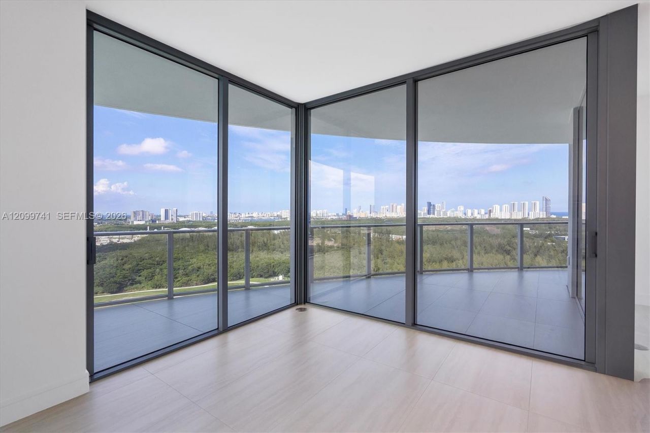 2411 Laguna Circle, Unit 2211, Miami, FL 33180 Photo