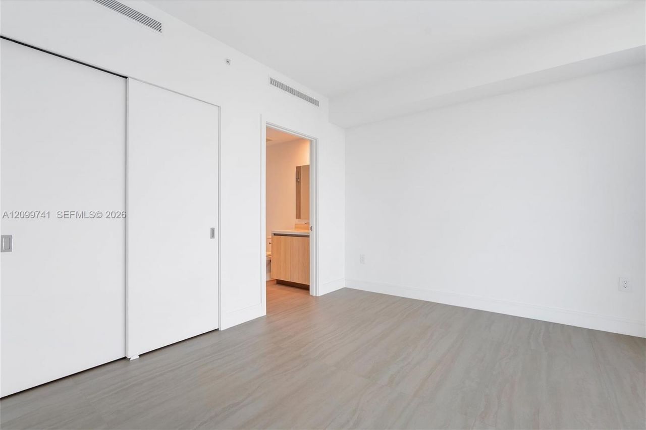2411 Laguna Circle, Unit 2211, Miami, FL 33180 Photo