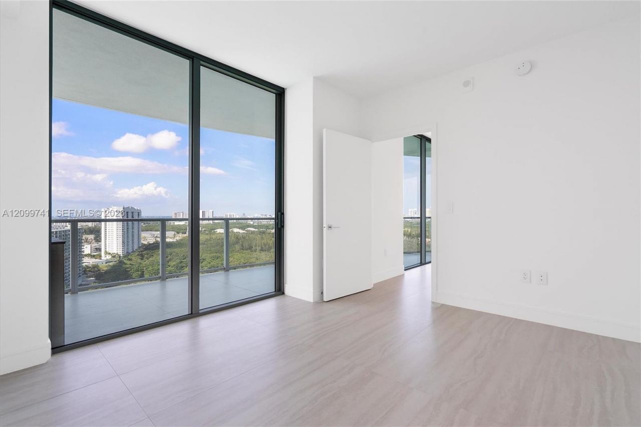 2411 Laguna Circle, Unit 2211, Miami, FL 33180 Photo