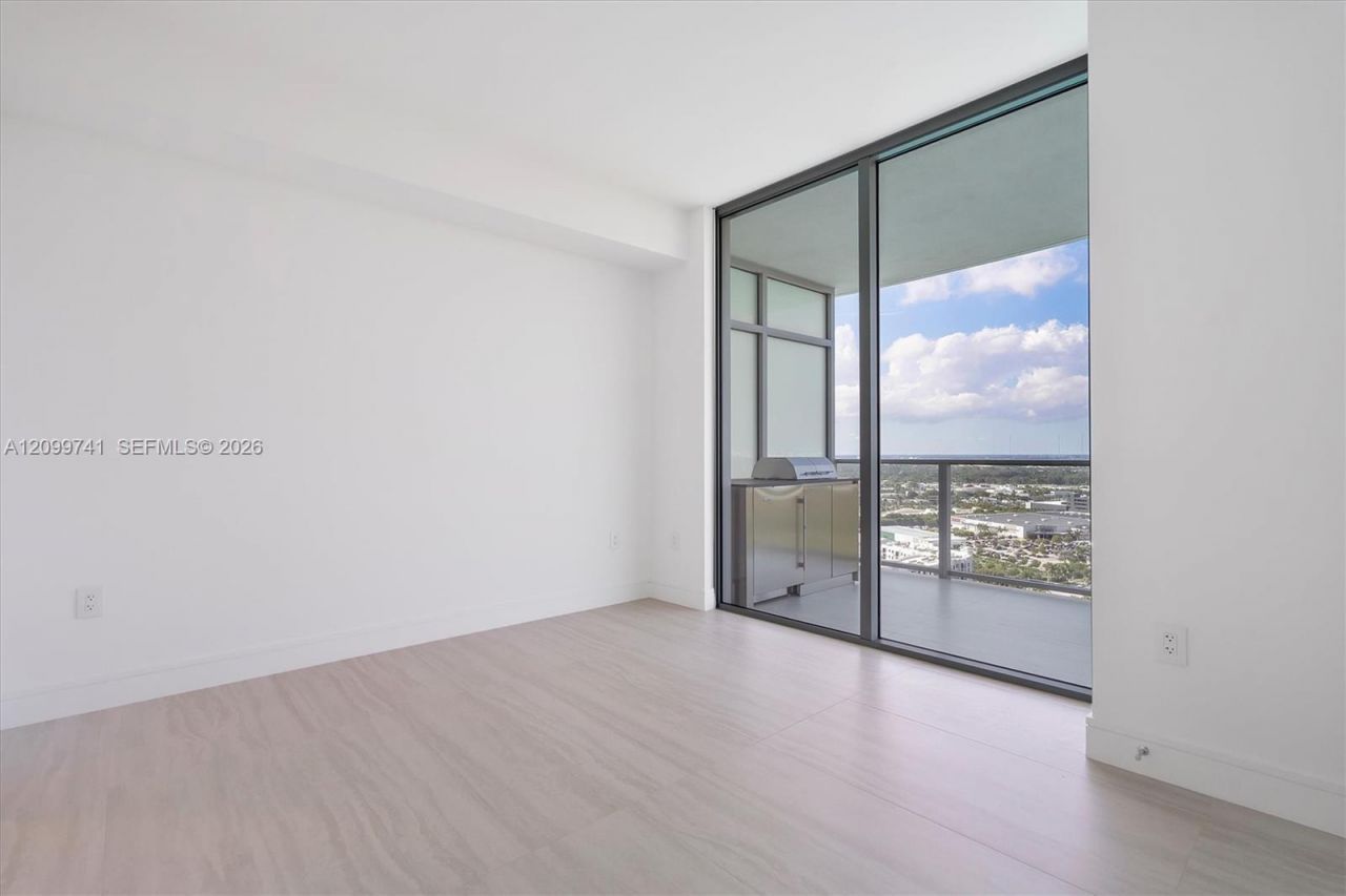 2411 Laguna Circle, Unit 2211, Miami, FL 33180 Photo