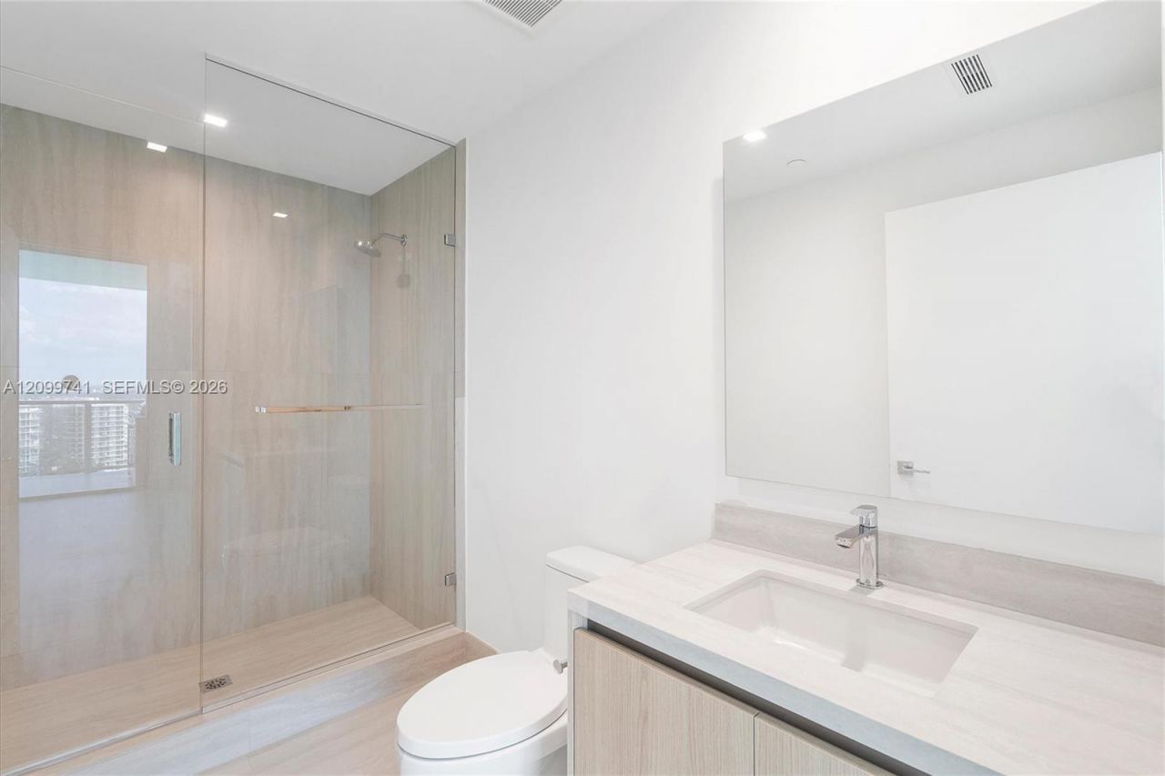 2411 Laguna Circle, Unit 2211, Miami, FL 33180 Photo