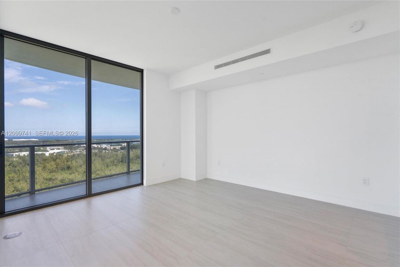 2411 Laguna Circle, Unit 2211, Miami, FL 33180 Photo