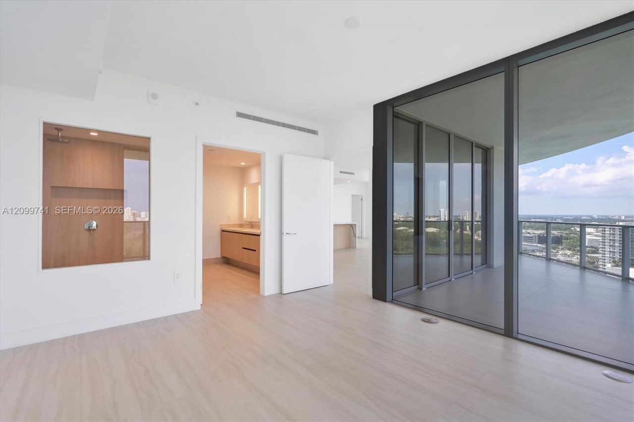 2411 Laguna Circle, Unit 2211, Miami, FL 33180 Photo