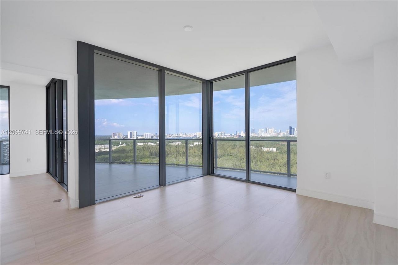 2411 Laguna Circle, Unit 2211, Miami, FL 33180 Photo