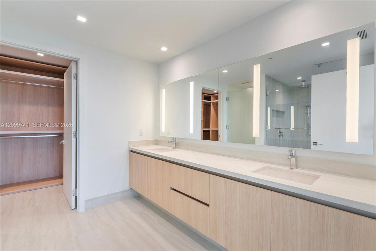 2411 Laguna Circle, Unit 2211, Miami, FL 33180 Photo