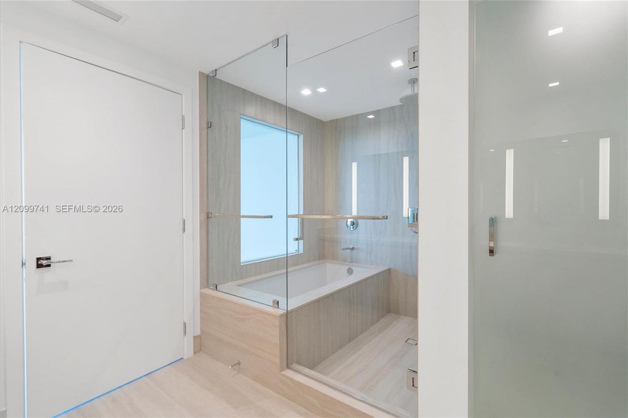 2411 Laguna Circle, Unit 2211, Miami, FL 33180 Photo