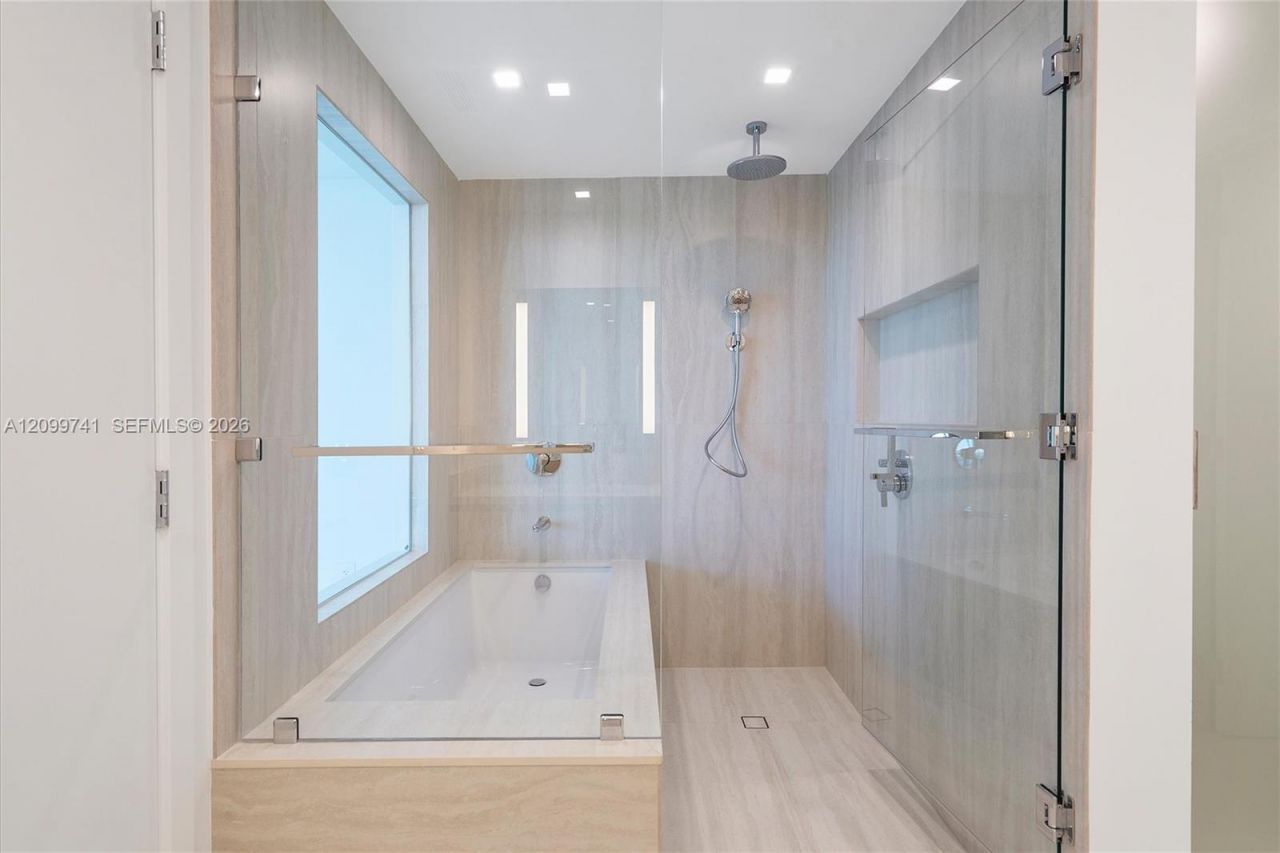 2411 Laguna Circle, Unit 2211, Miami, FL 33180 Photo