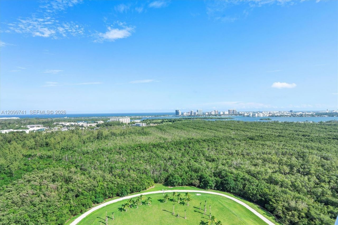 2411 Laguna Circle, Unit 2211, Miami, FL 33180 Photo