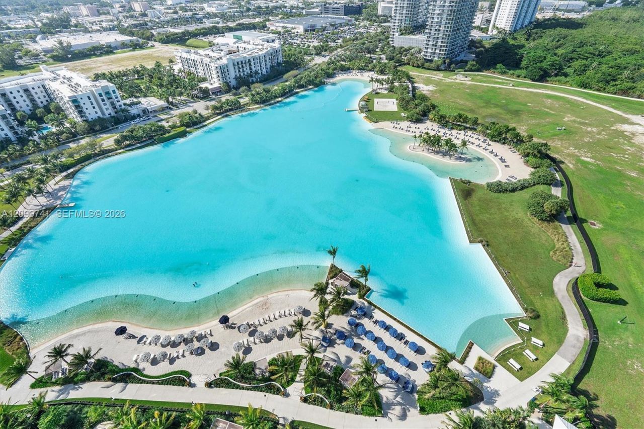 2411 Laguna Circle, Unit 2211, Miami, FL 33180 Photo