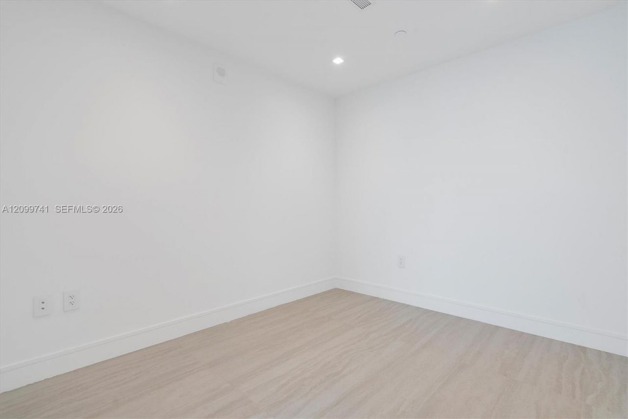 2411 Laguna Circle, Unit 2211, Miami, FL 33180 Photo