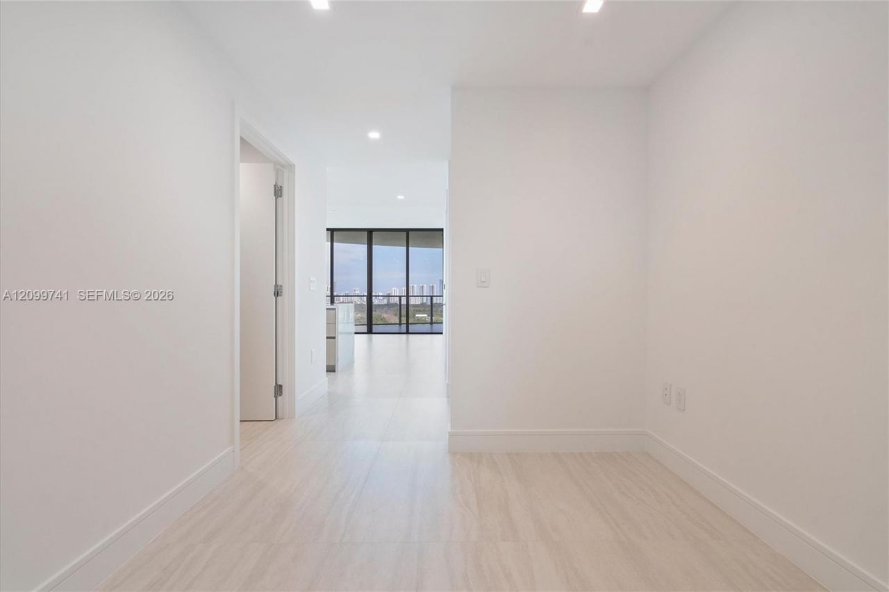 2411 Laguna Circle, Unit 2211, Miami, FL 33180 Photo