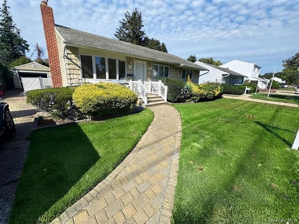 648 Dogwood Avenue , Franklin Square, NY 11010