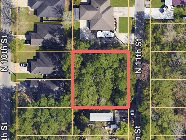 N 11th Street, Ocean Springs, MS 39564