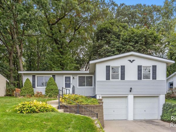 4890 Burgis Avenue SE, Kentwood, MI 49508