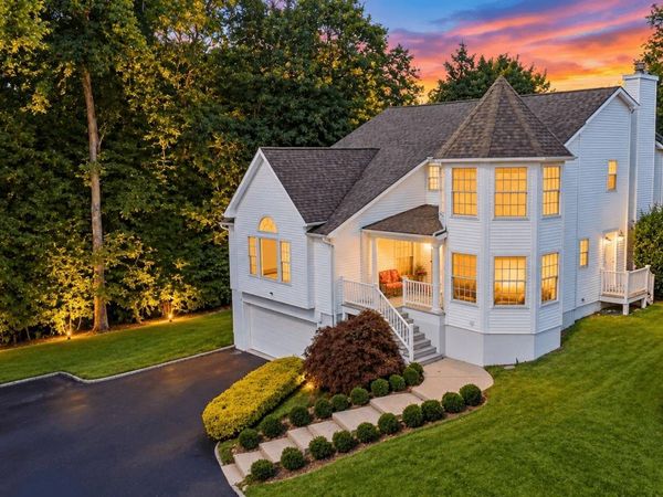 10 Matinecock Court , Locust Valley, NY 11560
