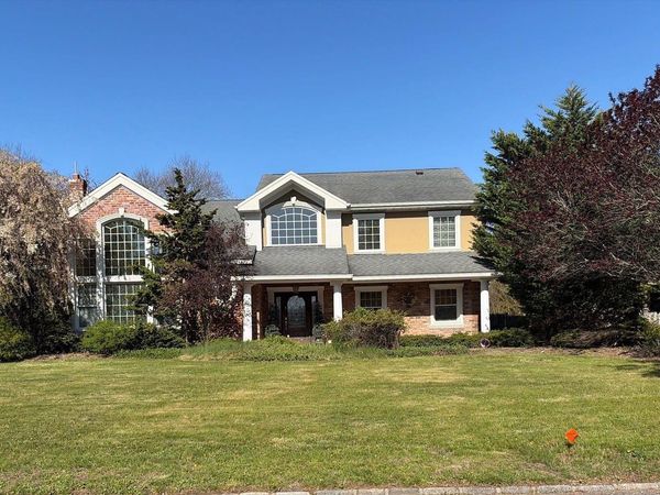 906 Thompson Drive , Bay Shore, NY 11706