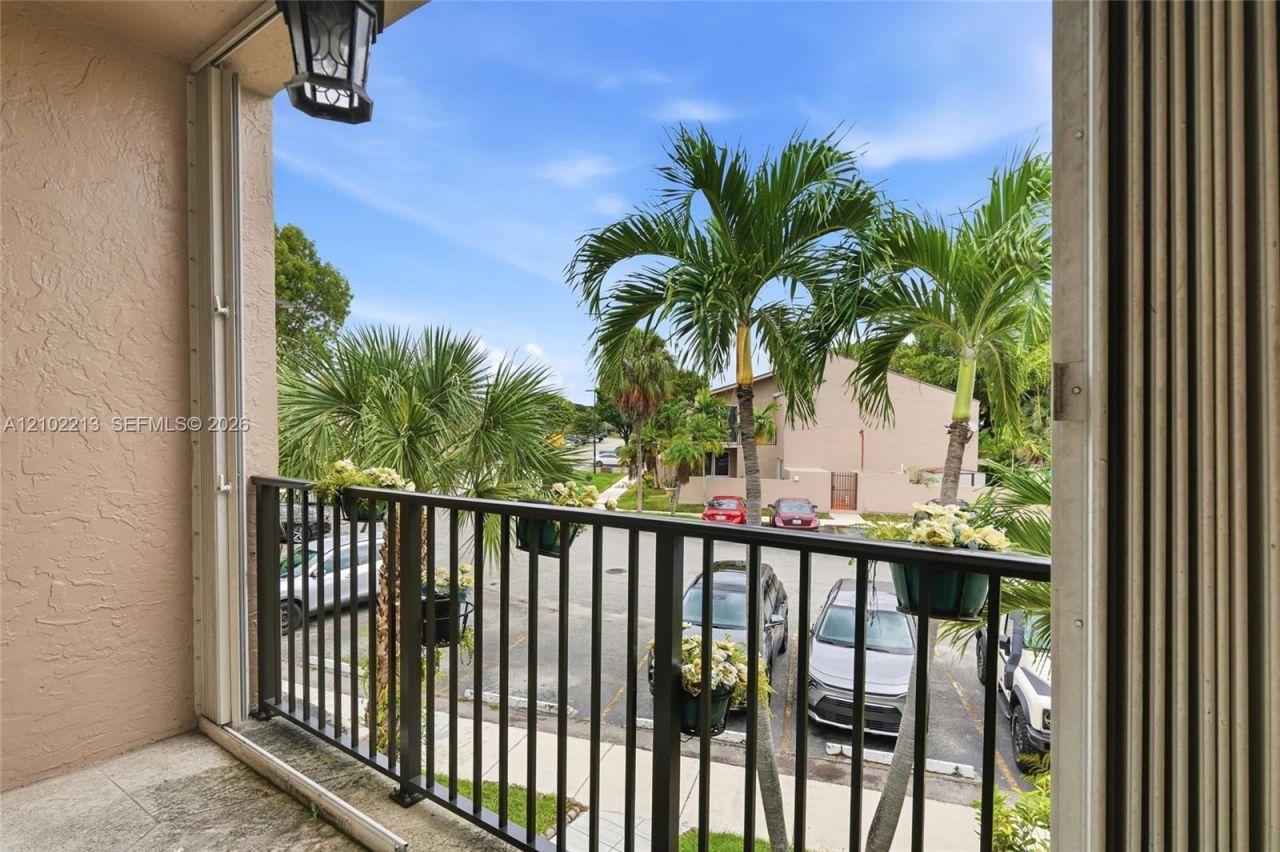 9135 Fontainebleau Blvd , Unit 2, Miami, FL 33172 Photo