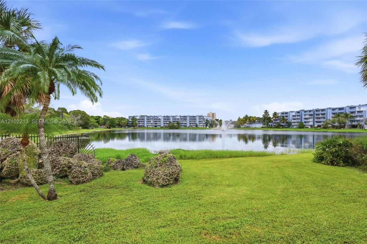 9135 Fontainebleau Blvd , Unit 2, Miami, FL 33172 Photo