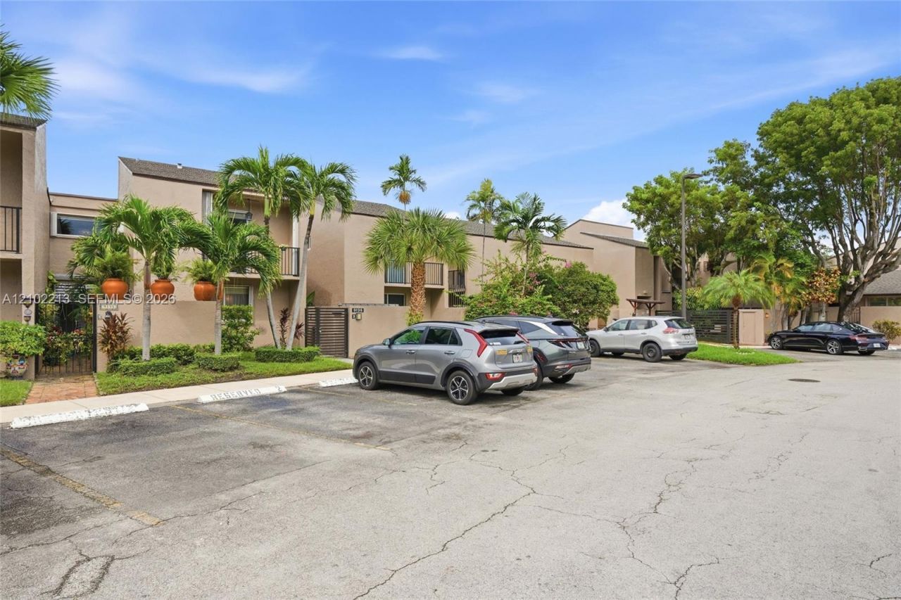 9135 Fontainebleau Blvd , Unit 2, Miami, FL 33172 Photo