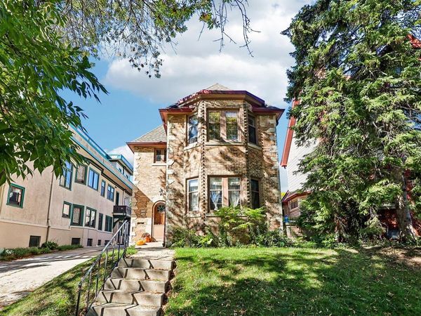 3247 N Summit AVENUE, Milwaukee, WI 53211