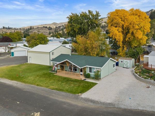 2218 Grovepoint Ct, Seven Bays, WA 99122