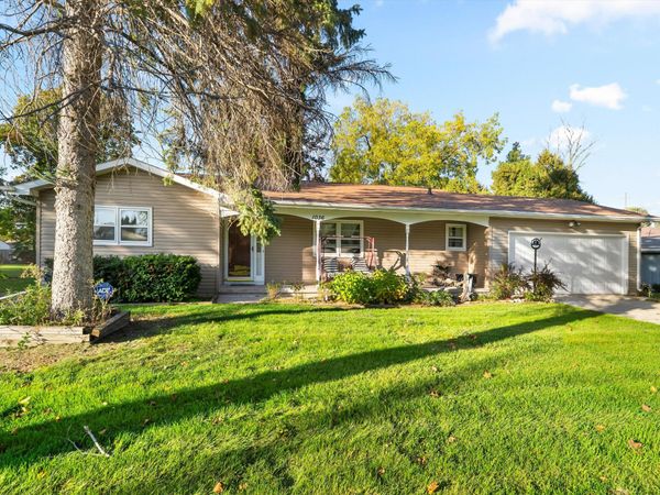 1036 Glenview Dr, Manitowoc, WI 54220